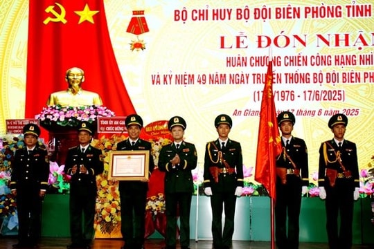 Bộ đội biên phòng An Giang nhận Huân chương Chiến công hạng nhì