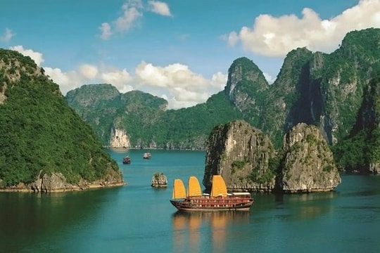 Giám sát chất lượng nước biển vịnh Hạ Long bằng công nghệ viễn thám