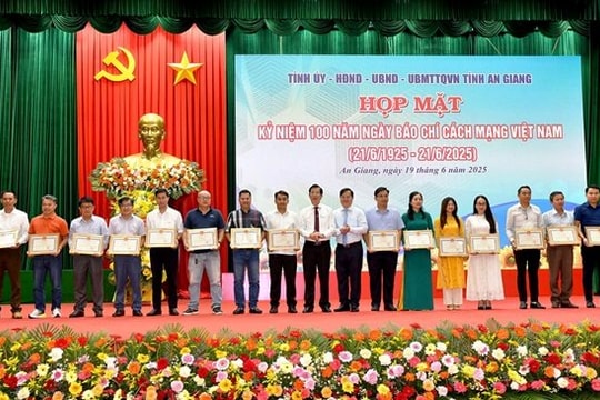 Phóng viên tạp chí điện tử Một Thế Giới nhận bằng khen của Chủ tịch tỉnh An Giang
