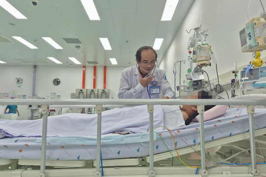 Được truyền hơn 10 lít máu, bé gái ở Trà Vinh thoát khỏi cơn nguy kịch sốt xuất huyết