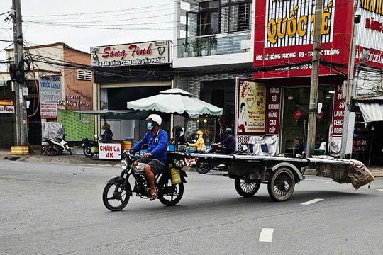 Nguy hiểm chết người từ xe tự chế chở tôn, sắt thép lưu thông trên đường phố