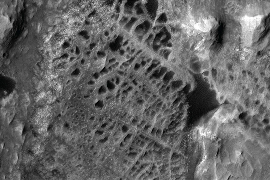NASA phát hiện ‘mạng nhện đá’ khổng lồ trên sao Hỏa