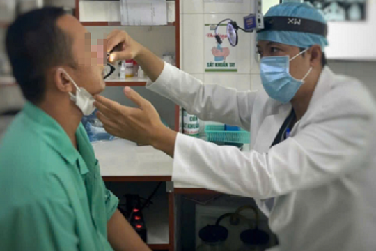 Sau hơn 1 năm say rượu té ngã, người đàn ông ở Lâm Đồng phát hiện 2 chiếc đũa cắm trong hốc mũi