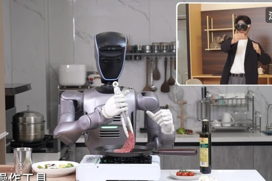 Kỳ tích điều khiển robot hình người nấu bít tết từ xa 1.800km qua thực tế ảo