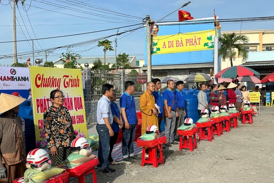 Đồng Tháp: Chùa Hưng Long tặng quà cho 100 hộ nghèo nhân dịp tỉnh mới