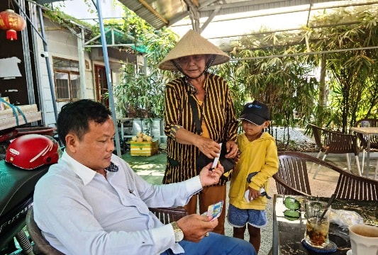 Xót xa ước mơ đến trường của cậu bé bán vé số 6 tuổi ở An Giang