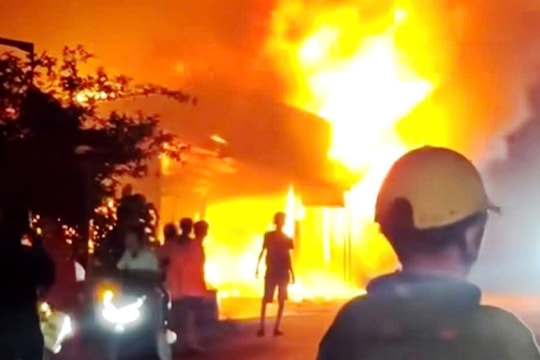 Cứu bé trai trong căn nhà khóa cửa bị cháy