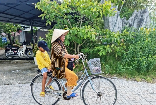 Lãnh đạo phường Long Xuyên lên tiếng sau bài viết bé bán vé số 6 tuổi ở An Giang