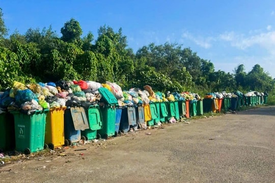 Cà Mau: Nhà máy rác ngưng tiếp nhận, rác thải đầy trên đê Biển Tây