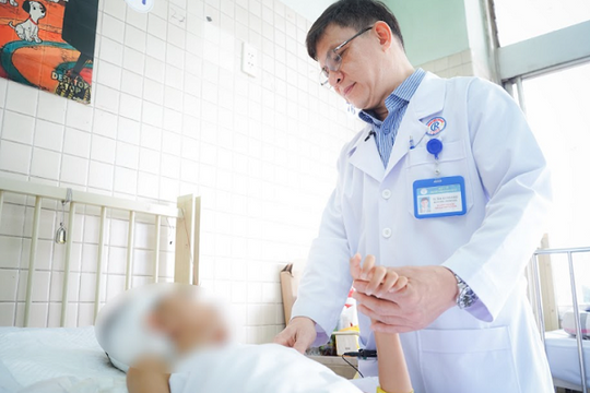 Cứu sống bé trai 10 tuổi bị nhánh cây rơi gây vỡ sọ