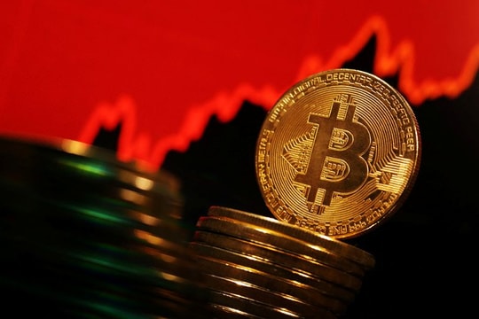 Bitcoin lần đầu vượt 122.000 USD, tổng giá trị toàn ngành đạt 3.810 tỉ USD