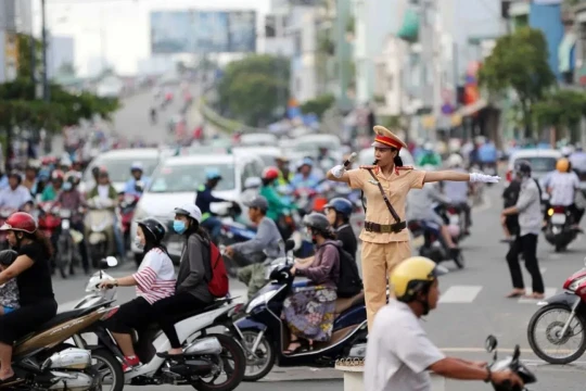Cấm xe máy chạy xăng: Không nên trì hoãn, nhưng cần hỗ trợ người dân chuyển đổi