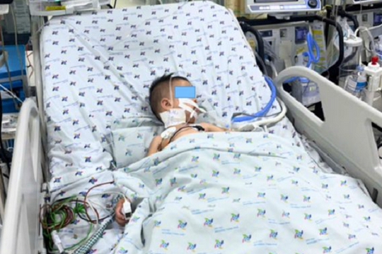 Bé trai chưa đầy 2 tuổi mắc tay chân miệng được phát hiện thêm bệnh cao huyết áp