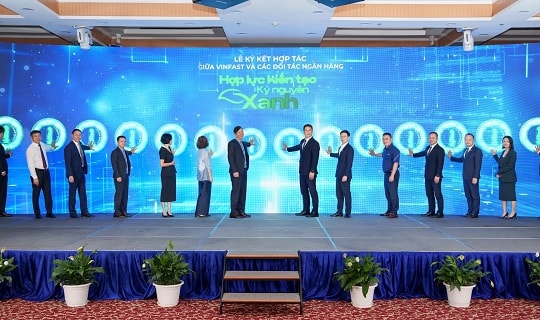 Liên minh 12 ngân hàng hỗ trợ người dân Hà Nội chuyển sang xe điện