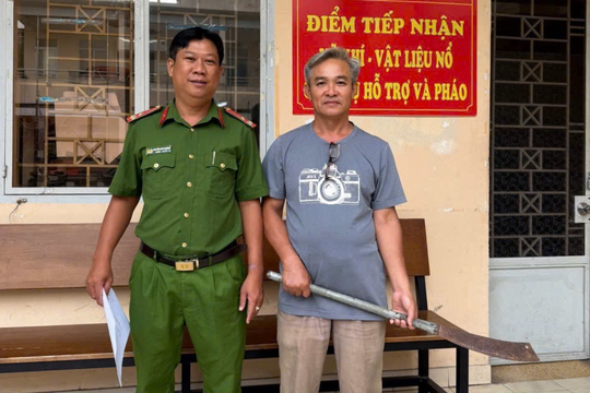 TP.HCM: Nhiều người dân 'rửa tay, gác kiếm', giao nộp hơn 70 loại hung khí, vũ khí cho công an phường
