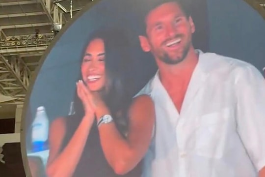 Messi bất ngờ lọt vào camera kiss cam của Coldplay sau lùm xùm CEO Andy Byron và trưởng phòng nhân sự