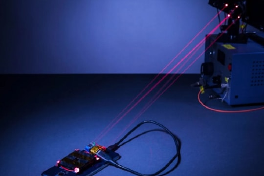 Tạm biệt ổ cắm điện: Laser mở lối cho kỷ nguyên sạc không dây