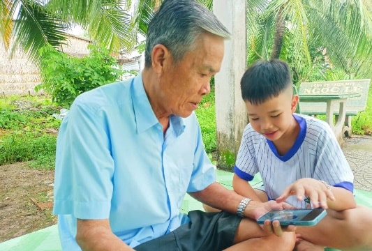 Người già 'phổ cập' công nghệ số: Ai sợ mới thấy khó
