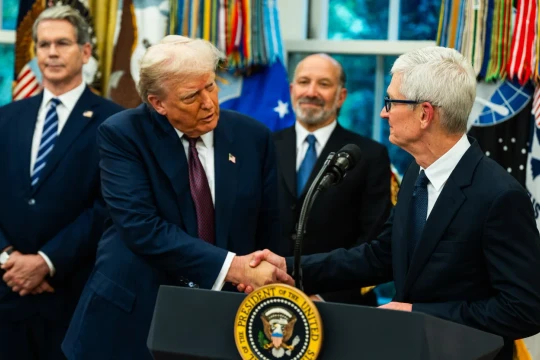 Cách Tim Cook thuyết phục ông Trump tạm gác sản xuất iPhone ở Mỹ