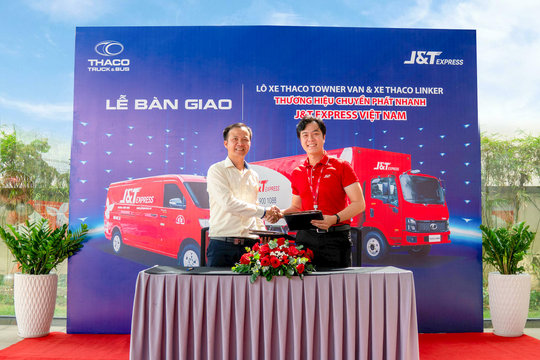THACO AUTO bàn giao lô 315 xe tải cho J&T Express Việt Nam
