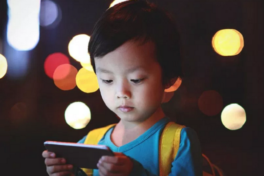 Sự thật về việc trẻ xem điện thoại, tivi nhiều tăng nguy cơ mắc bệnh tim