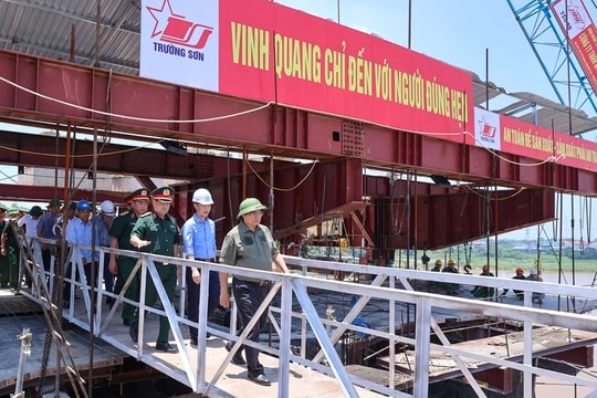 Thủ tướng kiểm tra tiến độ cầu Phong Châu: 'Vinh quang chỉ đến với người đúng hẹn'