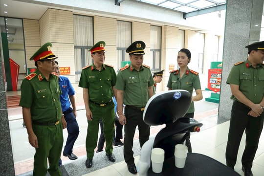 Công an TP.HCM chuyển mình mạnh mẽ với công nghệ và chuyển đổi số: Dùng robot phục vụ nhân dân