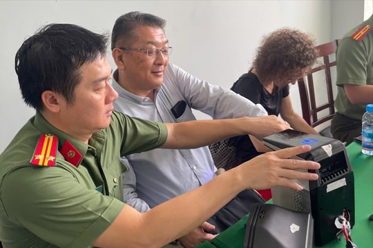 Người nước ngoài được cấp định danh điện tử: Rất ấn tượng với phong cách làm việc của Công an TP.HCM