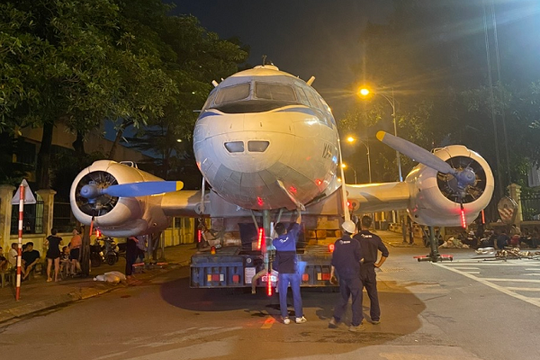 Chuyên cơ lịch sử IL-14 từng chở Bác Hồ được chuyển tới Triển lãm 80 năm Độc lập - Tự do - Hạnh phúc