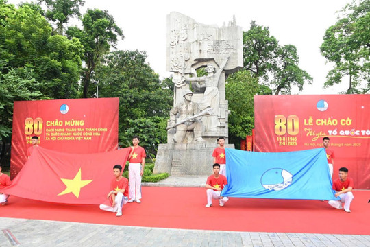 Lễ chào cờ 'Tôi yêu Tổ quốc tôi' diễn ra đồng loạt nhiều nơi trên cả nước
