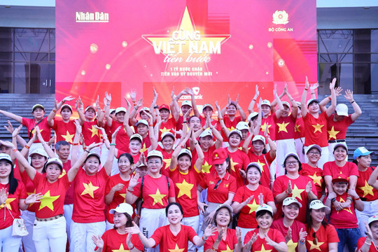 Hàng nghìn người ở các địa phương đi bộ 'Cùng Việt Nam tiến bước'