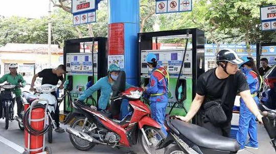 2 tuần mở bán xăng E10: Người đi xe máy đời cũ còn dè dặt!