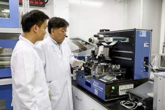 Pin mới của Trung Quốc giúp xe điện đi xa gấp 4 lần