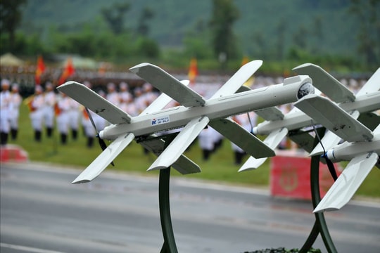 Dàn khí tài quân sự phô diễn sức mạnh trong buổi tổng hợp luyện lực lượng diễu binh, diễu hành thực hiện nhiệm vụ A80