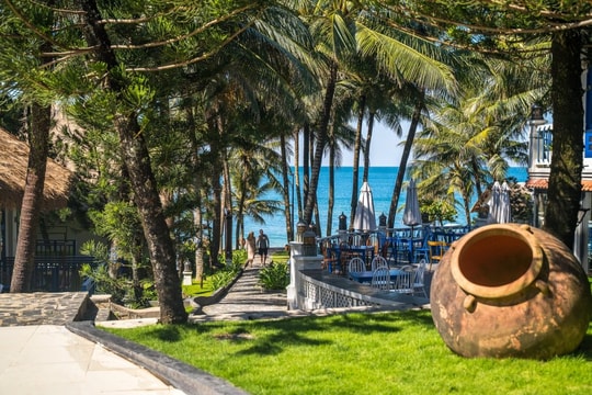 L’Azure: Thiên đường xanh bên bờ biển đảo ngọc