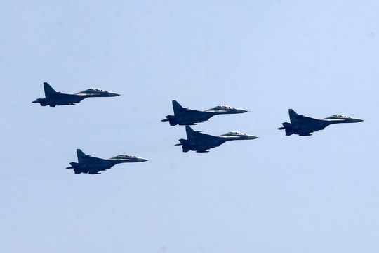 'Hổ mang chúa' SU30-MK2 uy dũng bay trên bầu trời Hà Nội