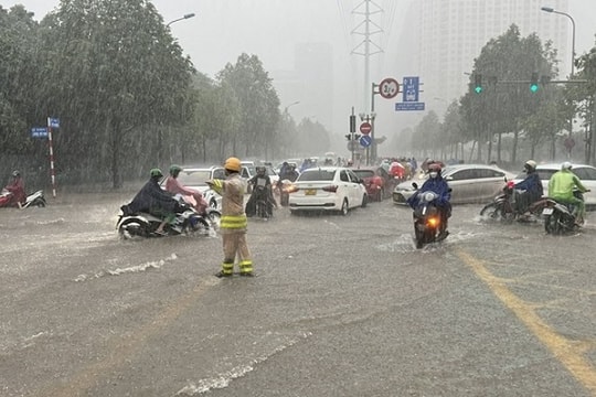 Thời tiết hôm nay (27.8): Nhiều nơi báo động lũ, Hà Nội mưa to trong ngày sơ duyệt A80
