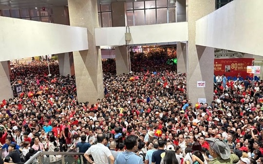 Tàu điện chạy miễn phí xuyên đêm phục vụ người dân đi xem diễu binh, diễu hành A80