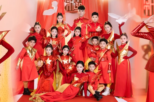 Độc đáo hình ảnh 'chiến binh công nghệ' trong bộ sưu tập áo dài thiếu nhi chào mừng 80 năm Quốc khánh