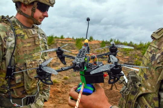 Lục quân Mỹ tích hợp drone vào tác chiến toàn lực lượng, nâng tầm lính dù với AI