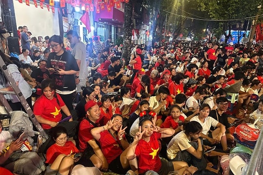 Hà Nội thức xuyên đêm chờ xem diễu binh ngày đại lễ