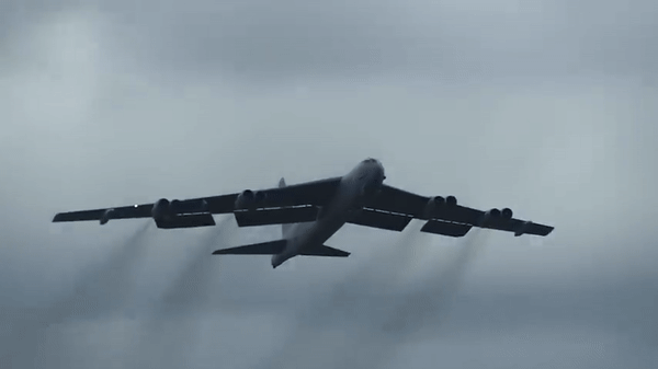 B-52 ‘lột xác’, chuẩn bị đứng chung đội với B-21 Raider