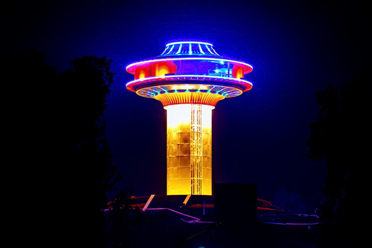UFO trong sắc vàng hoàng hôn