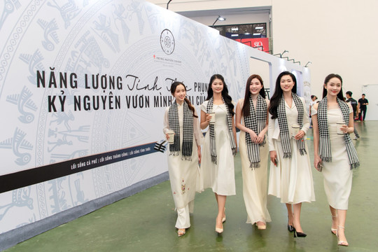 Các người đẹp Việt lan tỏa năng lượng tỉnh thức cùng Trung Nguyên Legend tại triển lãm A80