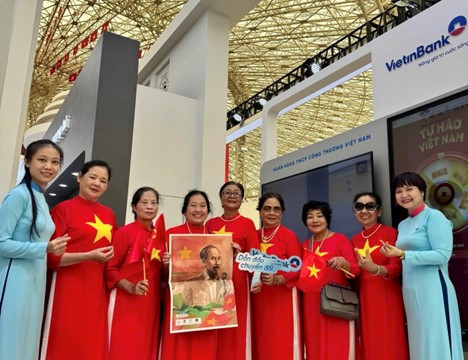 Nhận quà khi check-in gian hàng VietinBank tại Triển lãm thành tựu đất nước