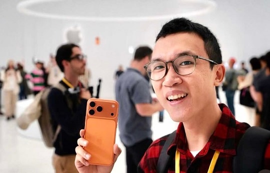 Phản ứng của những người Việt đầu tiên cầm iPhone 17 series trên tay