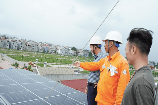 Lắp điện mặt trời mái nhà, người dân miền Bắc giảm được tiền điện thế nào?