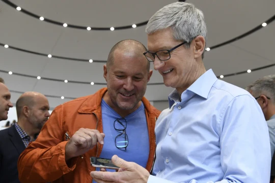 Apple đưa thiết kế về cội nguồn, 6 năm từ khi huyền thoại Jony Ive rời đi