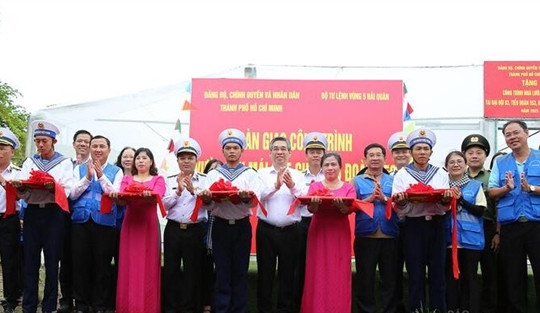TP.HCM tặng 'Vườn rau lưới màng' công nghệ cao cho Vùng 5 hải quân