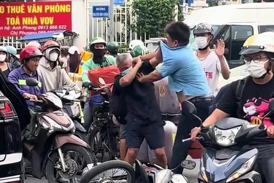 Người đánh cụ ông ở phường Sài Gòn bị đưa về trụ sở công an làm việc